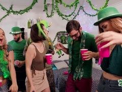 Culo, Bionda, Bondage, Brunetta, Sesso di gruppo, Leccata, Figa, Tette