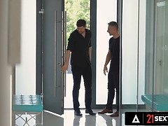 Жопа, Большие сиськи, Минет, Глубокая глотка, Сперма на лице, Белье, Глотающие, Втроем