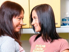 아마추어, 큰 가슴, 핑거링, 레즈비언, 조그마한, 면도된, 스트리핑, 청소년