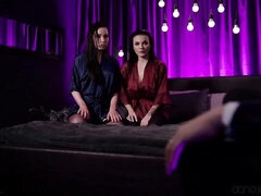 Gros cul, Gros seins, Sucer une bite, Brunette brune, En levrette, 2 femmes 1 homme, Mère que j'aimerais baiser, Chatte