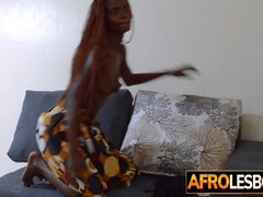 Leie, Grosse titten, Vollbusig, Dildo, Fingern, Hardcore, Lesbisch, Dürr