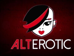 Stora tuttar, Blondin, Bystig, Fingering, Slick, Orgasm, Sprutande, Tatuering