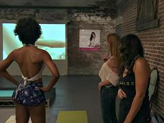 Blondin, Cougar, Offentlig