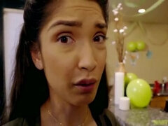 Duży tyłek, Duży kutas, Obciąganie, Głebokie gardło, Styl na pieska, Palcówka, Masturbacja, Drobna