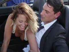 Grosse titten, Blasen, Auto, Paar, Handjob, Büro, Im freien, Tätowierung