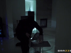 Peitos grandes, Loiroa, Jato de porra, Garganta funda, Dupla penetração, Facial, Palmada, Meias finas