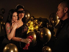 18 éves, Hatalmas hátsó, Monumentális dákó, Cumizás, Kutya póz, Szolgalány, Tini, Begyek