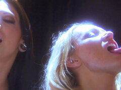 Fürdőszoba, Ondó fröcskölés, Baba, Arcra élvezés, Négyes, Nyalás, Szabadban, Nuni