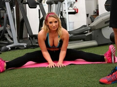 Blondinka, Doggystyle, Telovadnica, Dekle drka tiča, Obrito, Šport, Tetovaže, Joške