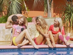 Anális szex, Popó, Hatalmas hátsó, Cumizás, Négyes, Tini, Begyek