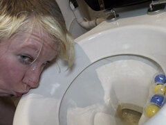 Badkamer, Brits, Dominante vrouw, Harig, Latex, Lesbisch, Meesteres, Toilet