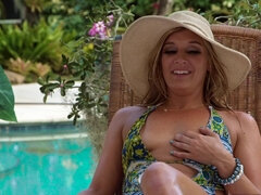 Bikini, Blonde, Brunette brune, Doigter, Hd, Lesbienne, Maman, Seins naturels
