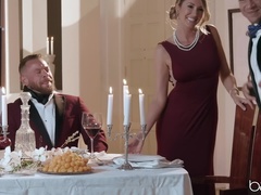 Amerikkalainen, Tyttö, Isot tissit, Käsihoito, Selkäsauna, Lävistys, Lyhyt tukka, Tatuointi