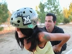 Velký zadek, Kuřba, Brunetka, Stříkání spermatu, Na obličej, Honění, Hardcore