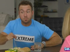 Grote kont, Zwart, Pijpbeurt, Hondjeshouding, Sperma in gezicht, Handbeurt, Likken, Klein