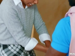 Μαύρος, Μελαχροινή, Συνελήφθη, Σε στάση σκύλου στα τέσσερα, Διαφυλετικό, Φυσικά βυζιά, Κοκκαλιάρης, Έφηβος