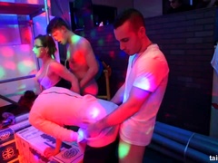 Blonde, Groupe, Orgie, Actrice du porno, Douche, Echangistes, Plan cul à trois, Mouillée