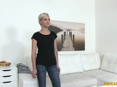 18 let, Amatéři, Zadek, Kotě, Kancelář, Pička, Krátké vlasy, Teenka