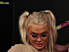 Baben, Stor kuk, Avsugning, Klädd kvinna naken man, Milf, Kontor, Strumpbyxor, Suger