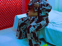 Desi Hot Stepmom Fucked by Stepson When She Was Cleaning Him Room, & Shows Him Full Sex on Video Call