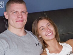 Enthousiasteling, Grote lul, Pijpbeurt, Natuurlijke tieten, Kort haar, Mager, Tiener, Tieten likken