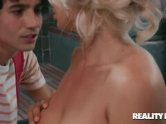 Vessa, Isot tissit, Suihinotto, Jalat, Sormetus, Käsihoito, Todellisuus, Lyhyt tukka