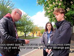 Les problmes financiers sont rsolus grce  une fille intelligente et sexy