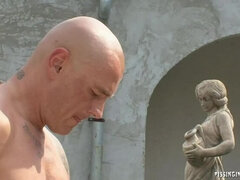 Suihinotto, Nainen pukeissa mies alasti, Takaapäin, Luonnollinen, Ulkona, Pissata, Suihku, Märkä