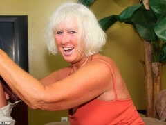 デカ尻, デカパイ, フェラチオ, ぽちゃ, 口内発射, イく瞬間, 手コキする, ストリッピング