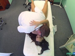 Brunette brune, Médecin, Européenne, Lesbienne, Léchez, Seins naturels, Infirmière, Nénés