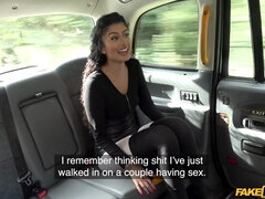 Røv, Brunette, Bil, Give finger, Naturlige bryster, Udendørs, Sokker, Bryster