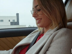 큰 엉덩이, 금발의, 오랄섹스, 유리들, 핸드잡, 야외의, 셀카, 문신