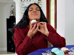 Pompino, Brunetta, Da dietro, Cibo, Piede fetish, Olio, Gonna, Tatuaggi