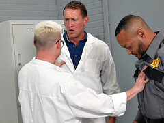 Anal, Lécher le cul, Sucer une bite, Tir de sperme, Interracial, Plan cul à trois, Jouets, Uniforme