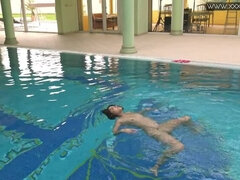 Babe, Brunette, Fitte, Alene, Tenåring, Stramt, Pupper, Undervann