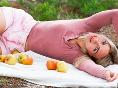 Perse, Blondi, Alasti, Luonnolliset tissit, Ulkona, Soolo, Tissit