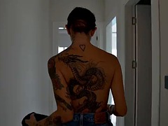 Baben, Stor kuk, Avsugning, Brunett, Hanrej, Hardcore, Rysk, Tatuering