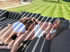 Fingering, Lesbisk, Mogen, Milf, Naturliga tuttar, Utomhus, Fitta, Sprutande