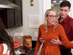 18, Stora tuttar, Avsugning, Brunett, Milf, Porrstjärnor, Retas, String