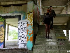 Vestidas, Óculos, Punheta, Hardcore, Masturbação, Nu pelado, Ao ar livre cartaz de rua outdoor, Cetim