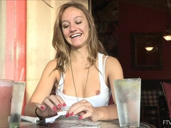 Lähikuva, Fetissi, Jalkafetissi, Hieronta, Itsetyydytys, Sihteeri, Soolo, Hameen alla