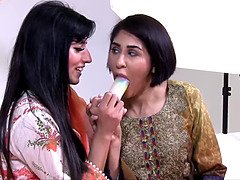 Ruskeahiuksinen, Sormetus, Lesbo, Selkäsauna, Äiti jota haluaisin panna, Äiti, Pillu, Lelut