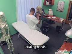 Baben, Stora tuttar, Blondin, Avsugning, Doktor, Italiensk, Milf, Rakad