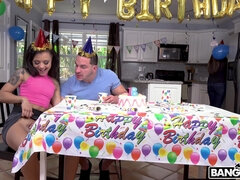 Brunette, Kysse, Køkken, Nederdel, Tatovering, Teenager