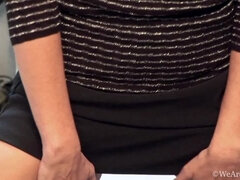 Μελαχροινή, Μαλλιαρός, Δαντέλα, Αυνανισμός, Ώριμη, Μεγάλες ρώγες, Τατουάζ, Κάτω από τη φούστα