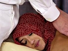 Muslim babe leaves only her hijab on