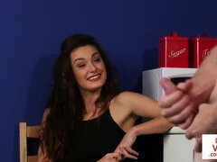 Brittisk, Klädd kvinna naken man, Grovt språk, Femdom, Klackar, Förödmjukelse, Kök, Skor