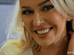 Gros seins, Blonde, Sucer une bite, En levrette, Doigter, Talons, Chatte, Mouillée