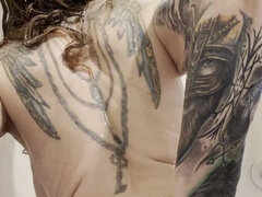 Amatéri, Žena, Masturbácia, Dospelé, Ovisnuté prsia, Sprcha, Sólo, Tetovanie