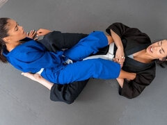 Brunette brune, Lesbienne, Léchez, Chatte, Jarretelles, Strapon, Dénudage, Adolescente